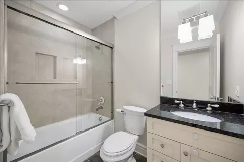 Bath - 556 Willow Rd, Winnetka, IL 60093 photo 5 of 5