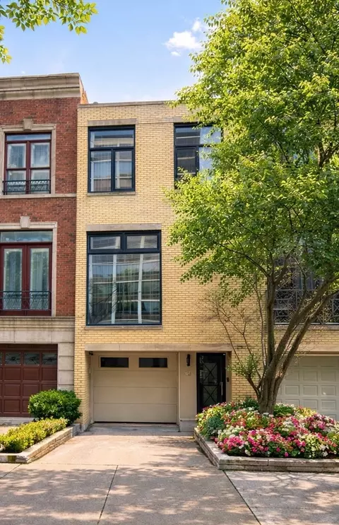 65 W Schiller St, Chicago, IL 60610
