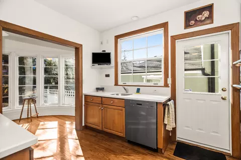 Kitchen - 324 Davis St, Evanston, IL 60201 photo 2 of 3