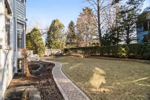 Exterior - 324 Davis St, Evanston, IL 60201 photo 5 of 8