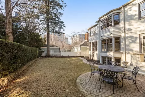 Exterior - 324 Davis St, Evanston, IL 60201 photo 4 of 8