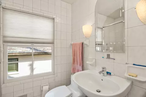 Bath - 324 Davis St, Evanston, IL 60201 photo 2 of 5