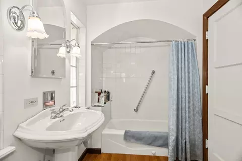 Bath - 324 Davis St, Evanston, IL 60201 photo 4 of 5