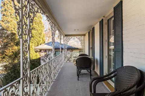 Exterior - 324 Davis St, Evanston, IL 60201 photo 3 of 8