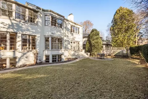 Exterior - 324 Davis St, Evanston, IL 60201 photo 6 of 8