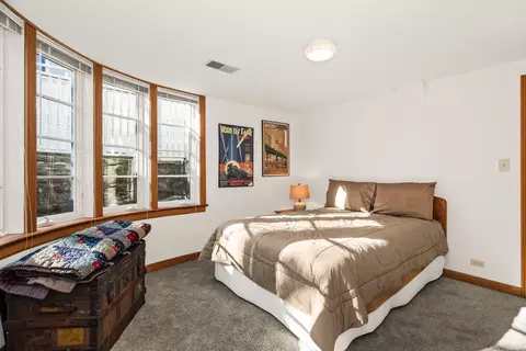 Bedroom - 324 Davis St, Evanston, IL 60201 photo 4 of 5