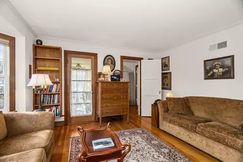 Living - 324 Davis St, Evanston, IL 60201 photo 6 of 8
