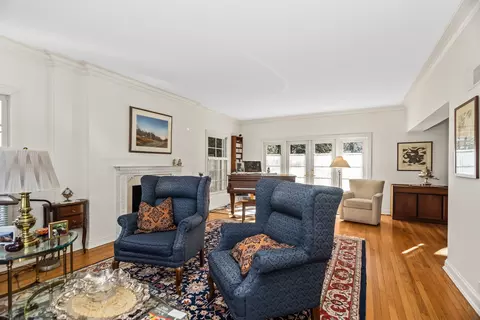 Living - 324 Davis St, Evanston, IL 60201 photo 2 of 8