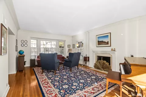Living - 324 Davis St, Evanston, IL 60201 photo 4 of 8