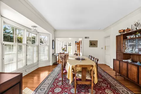 Dining - 324 Davis St, Evanston, IL 60201 photo 3 of 5
