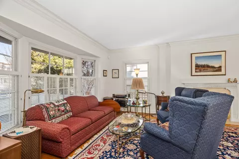 Living - 324 Davis St, Evanston, IL 60201 photo 1 of 8