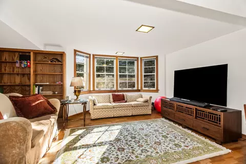 Living - 324 Davis St, Evanston, IL 60201 photo 8 of 8