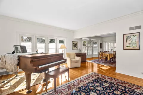 Living - 324 Davis St, Evanston, IL 60201 photo 3 of 8