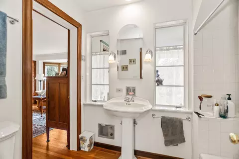 Bath - 324 Davis St, Evanston, IL 60201 photo 3 of 5