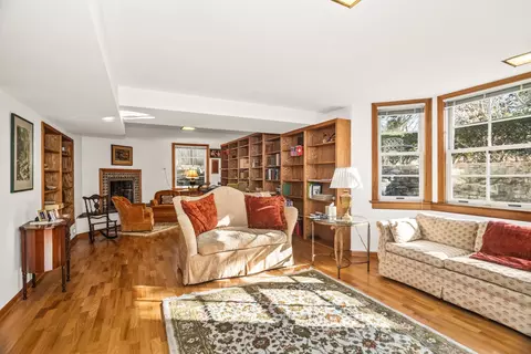 Living - 324 Davis St, Evanston, IL 60201 photo 7 of 8