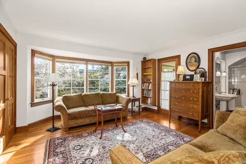 Living - 324 Davis St, Evanston, IL 60201 photo 5 of 8