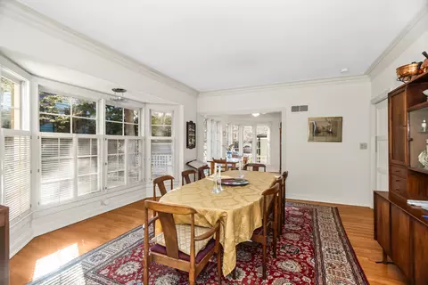 Dining - 324 Davis St, Evanston, IL 60201 photo 2 of 5