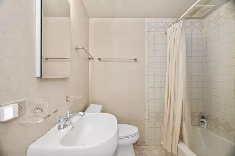 Bath - 324 Davis St, Evanston, IL 60201 photo 5 of 5
