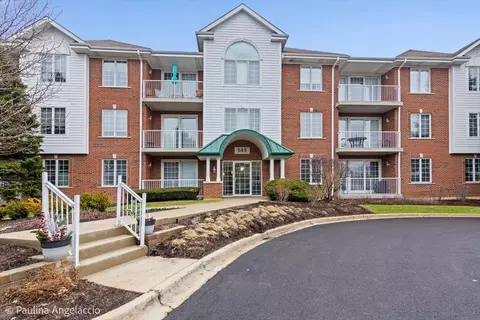 543 N Hough St #303, Barrington, IL 60010