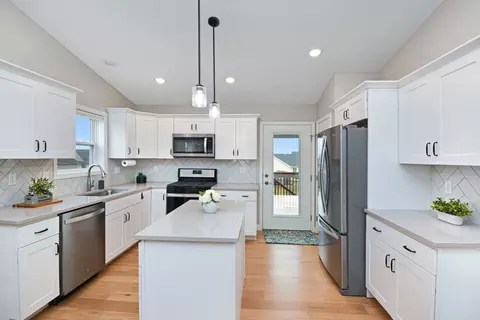 Kitchen - 3 Fedor Cir, Bloomington, IL 61705 photo 2 of 11