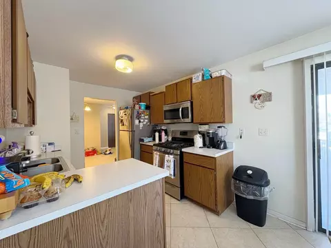 Kitchen - 2830 Northampton Dr #A1, Rolling Meadows, IL 60008 photo 2 of 2
