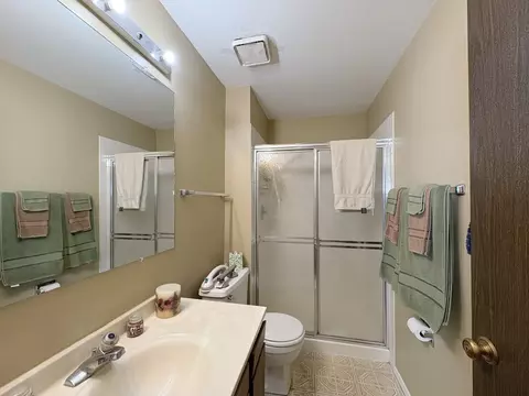 Bath - 2830 Northampton Dr #A1, Rolling Meadows, IL 60008 photo 1 of 2