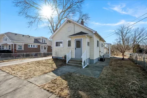 611 Pierce St, Aurora, IL 60505