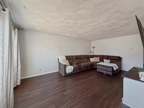 Living - 1506 S Walnut Ave, Freeport, IL 61032 photo 2 of 4
