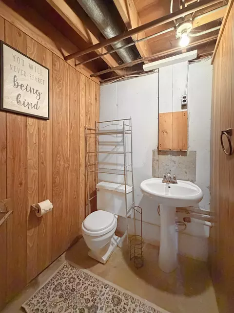 Bath - 1506 S Walnut Ave, Freeport, IL 61032 photo 2 of 2