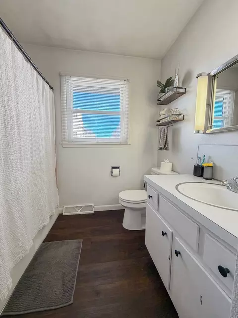Bath - 1506 S Walnut Ave, Freeport, IL 61032 photo 1 of 2