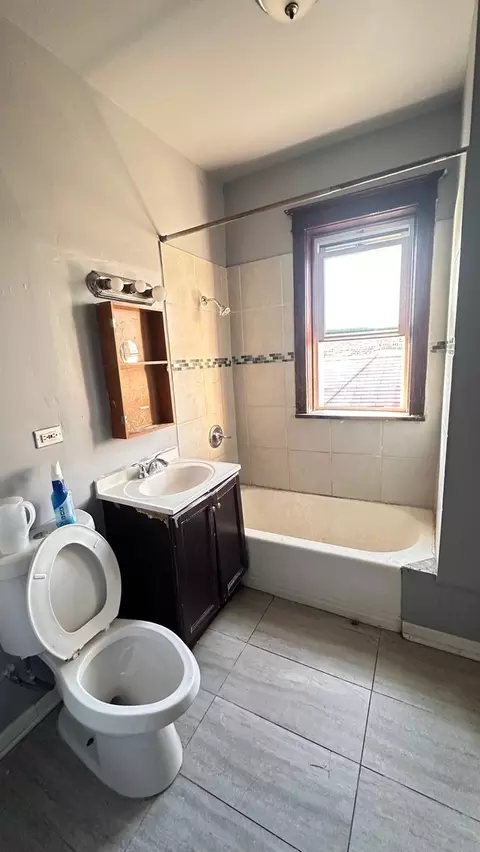 Bath - 5419 S Hermitage Ave, Chicago, IL 60609 photo 1 of 1