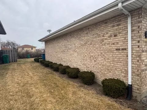 Exterior - 910 E 152nd Pl, Phoenix, IL 60426 photo 4 of 4