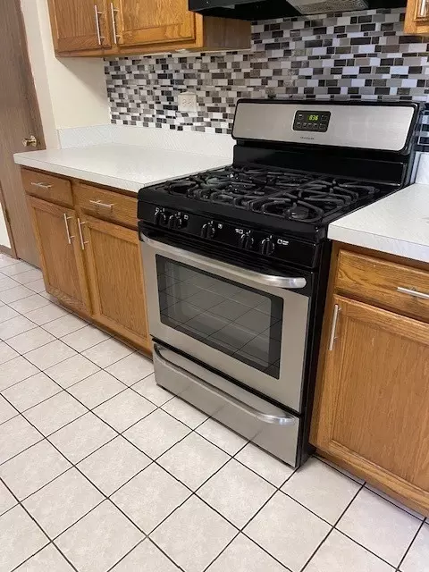 Kitchen - 910 E 152nd Pl, Phoenix, IL 60426 photo 3 of 4