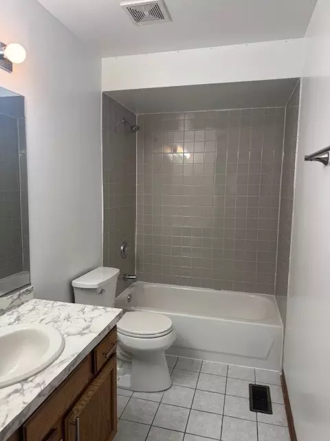 Bath - 910 E 152nd Pl, Phoenix, IL 60426 photo 2 of 8
