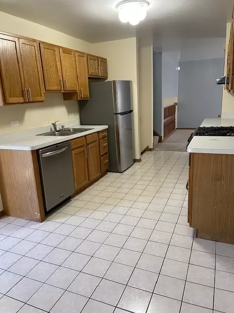 Kitchen - 910 E 152nd Pl, Phoenix, IL 60426 photo 2 of 4