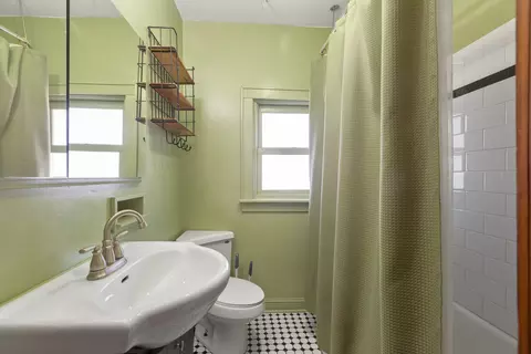 Bath - 371 North St, Elgin, IL 60120 photo 1 of 1