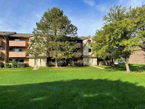 5 Cedar Ct #5, Vernon Hills, IL 60061