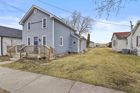 207 E Taylor St, Grant Park, IL 60940