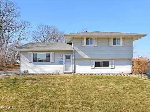 7854 Deerfield Ave, Woodridge, IL 60517