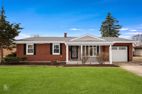678 Middlebury Ln, Elk Grove Village, IL 60007