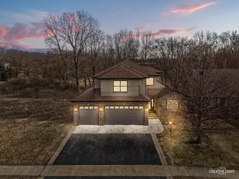 1401 Savanna Ln, Woodstock, IL 60098