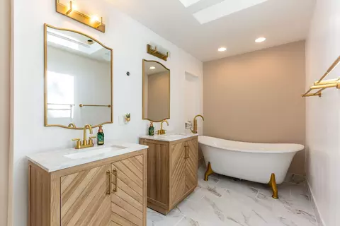 Bath - 1126 Crane Dr, Sleepy Hollow, IL 60118 photo 1 of 3