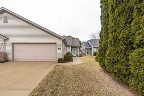 16 Grape Vine Ln, Bloomington, IL 61704