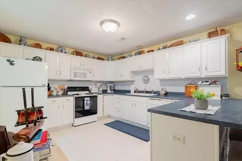 Kitchen - 16 Grape Vine Ln, Bloomington, IL 61704 photo 2 of 4