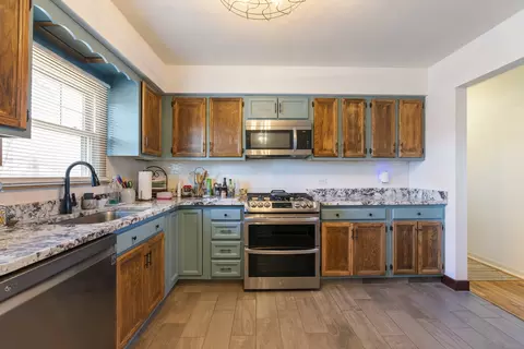 Kitchen - 345 Maricopa Ln, Hoffman Estates, IL 60169 photo 2 of 2