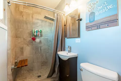 Bath - 345 Maricopa Ln, Hoffman Estates, IL 60169 photo 2 of 2