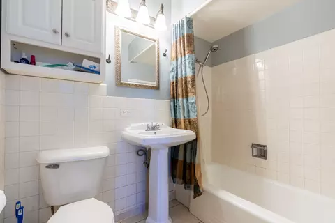 Bath - 345 Maricopa Ln, Hoffman Estates, IL 60169 photo 1 of 2