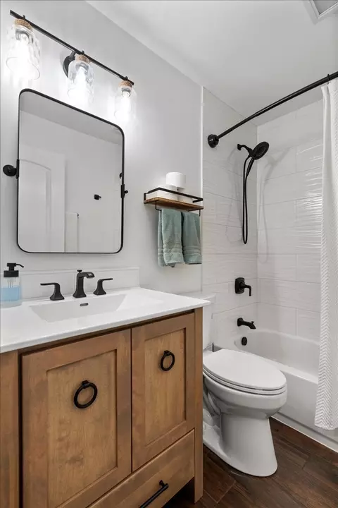 Bath - 207 E 13th St, Chicago, IL 60605 photo 1 of 4