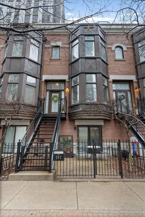 207 E 13th St, Chicago, IL 60605