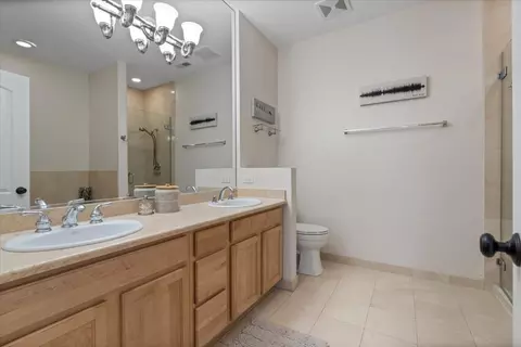 Bath - 207 E 13th St, Chicago, IL 60605 photo 2 of 4